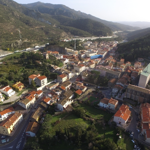 Vue aérienne du village du Perthus